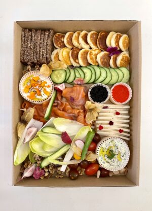 Platter Nordic "Svalbard" by Sauge Marbella — smoked salmon, blinis and Nordic rye grazing box