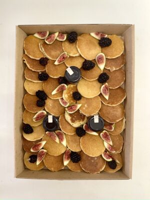 Sweet Platter "Suzette" by Sauge Marbella — homemade mini pancakes, figs and blackberries grazing box