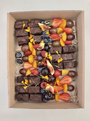 Brownies Platter Pépite with fudgy chocolate brownies and fresh fruit skewers