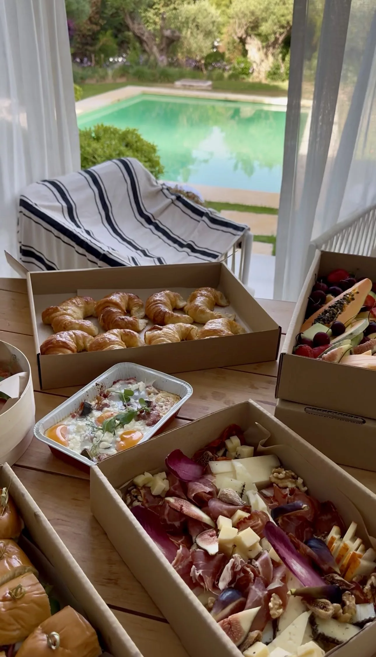 Buffet Sauge junto a la piscina en Marbella con croissants, brochetas de fruta y tabla de quesos y embutidos