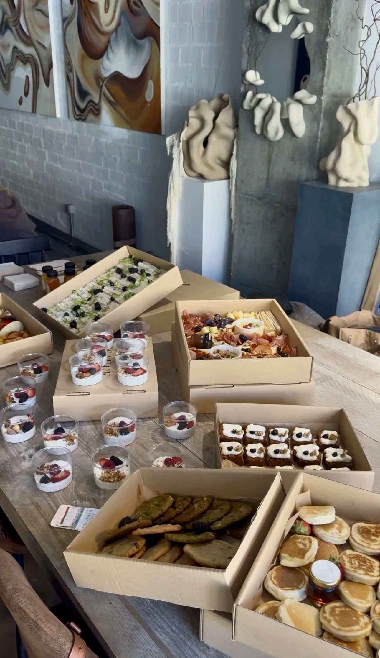 Buffet Sauge en galería de arte de Marbella con sushi, granola y mini tortitas